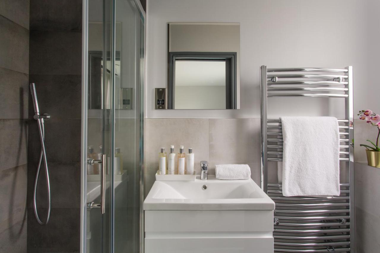 Farnborough Boutique By Viridian Apartments Extérieur photo
